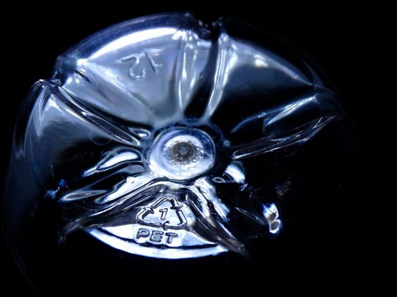 PET macht 18 Prozent der weltweiten Kunststoffproduktion aus und zählt damit zu den mengenmäßig wichtigsten Kunststoffen. Mittels der richtigen Enzyme kann PET abgebaut werden. (Bild: frei lizenziert)