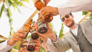 Ein kühles Bier auf der Arbeit?! Aber erst, wenn der Stundenzettel geschrieben ist! Das ist das Prinzip des „Time Sheet Fridge“, der den Mitarbeitern solange den Zugriff zum Bier verwehrt, bis alle Time Sheets abgegeben sind. (gemeinfrei)