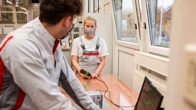 Einige Audi-Azubis haben eine digitale Zugangskontrolle für Selbstbedienungsmärkte im Unternehmen entwickelt. (Bild: Audi)