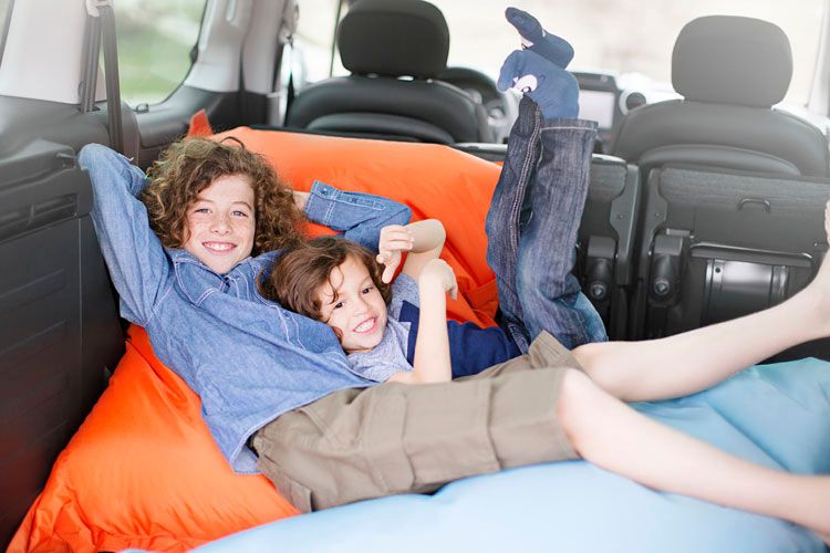 Bei umgeklappten Fondsitzen wird der Kofferraum – hier der Berlingo mit 3.000 Liter – bei der Rast zur Kuschelecke. (Bild:Citroen)