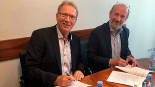 Hainzl-Geschäftsführer Willi Eibner und Tok-Gründer Mihael Klun verbinden die beiden  Unternehmen. (Bild: Hainzl)