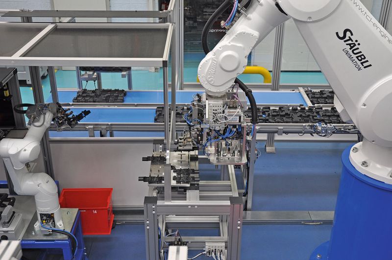 Dank Kompatibilität mit allen Standard-Kommunikationsprotokollen kann der Roboter in Echtzeit mit der Gesamtheit der Produktionsanlagen den Dialog führen und damit eine kontinuierliche Qualitätskontrolle und eine Online-Verfolgbarkeit gewährleisten. (Stäubli)