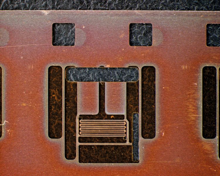 Nah dran: Die Anfragen aus dem industriellen Umfeld an Heraeus Materials Technology führten zu immer kleineren Werkstückformen, die wiederum kleinste Stanzstempel- und Schnitteinsatz-Geometrien benötigen. (Bild: Heraeus)
