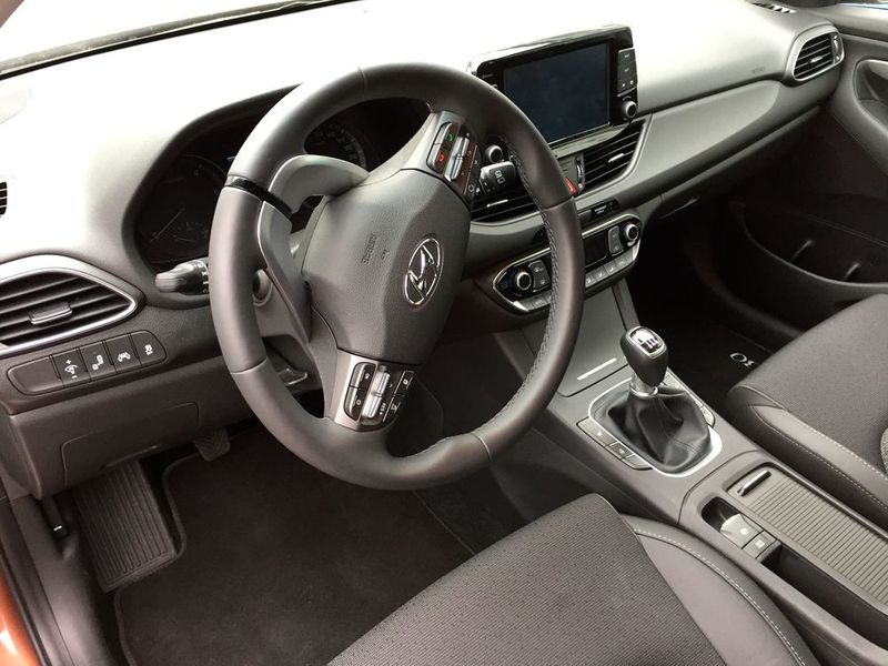 Das Cockpit des i30 Kombi wirkt aufgeräumt, die Verarbeitung des Armaturenbretts und der Schalter ist solide. Eine Mittelarmlehne ist optional. (Faust / »kfz-betrieb«)