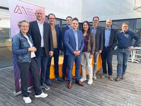 Der neue Vorstand von Additive Manufacturing Austria: Dr. Brigitte Kriszt, Dr. Johannes Homa, Prof. Jürgen Stampfl, DI Benjamin Losert, Dr. Johannes Gartner, Ing. Agnes Parfy, Dr. Arko Steinwender, Thomas Gruber und DI Michael Kitzmantel (v.l.)(Bild:  AM-Autstria)