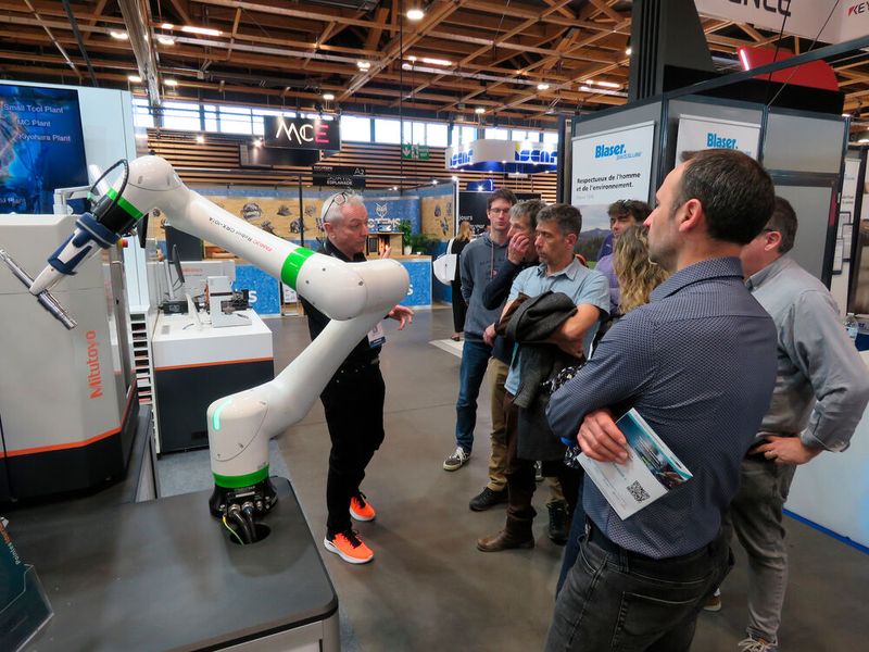 Omniprésente sur le SIMODEC 2026, l’automatisation de la production attirait l’attention des visiteurs sur le retour d’investissement. (Source : simodec@rochexpo.com)
