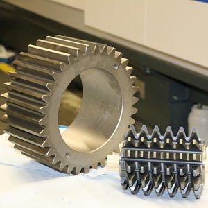 Bild 1: Das fertige Zahnrad mit seinem Erzeuger, dem Speed Core Wälzfräser.