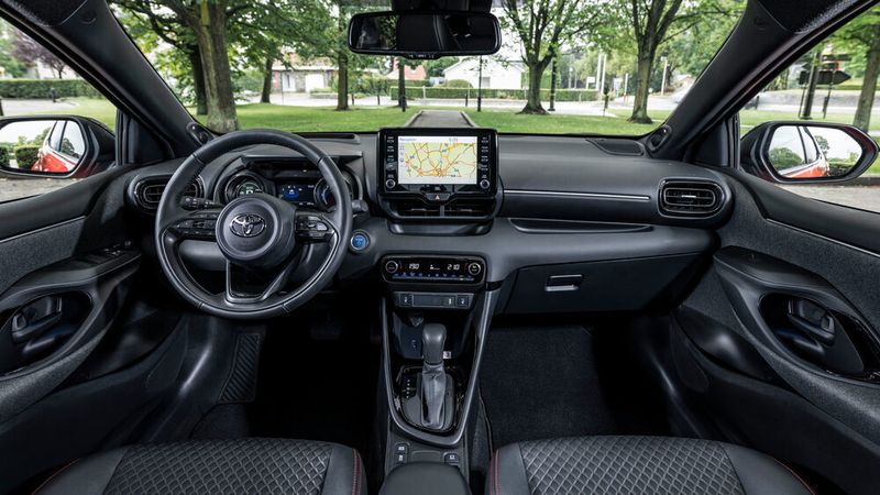 Im neu gestalteten Innenraum geht es mit digitalen Anzeigen und Head-up-Display auf Wunsch edel zu. (Toyota)
