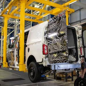 Die Prototypen-Fertigung läuft bereits. Technisch basiert der E-Transporter auf dem Taxi- und Shuttle-Modell TX5: Sowohl der Rahmen als auch der Antrieb sind vom modernen „London Taxi“ abgeleitet.(Bild:  LEVC)