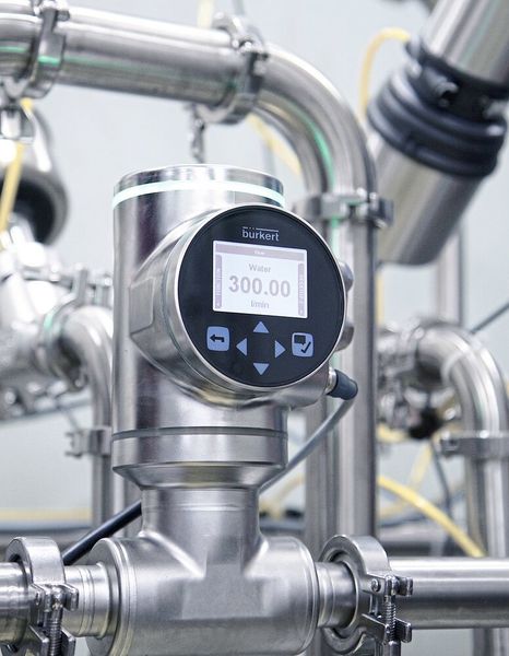 Volumenstrom, Temperatur und Medienwechsel gleichzeitig bestimmen mit dem SAW-Durchflussmesser. (Bürkert)