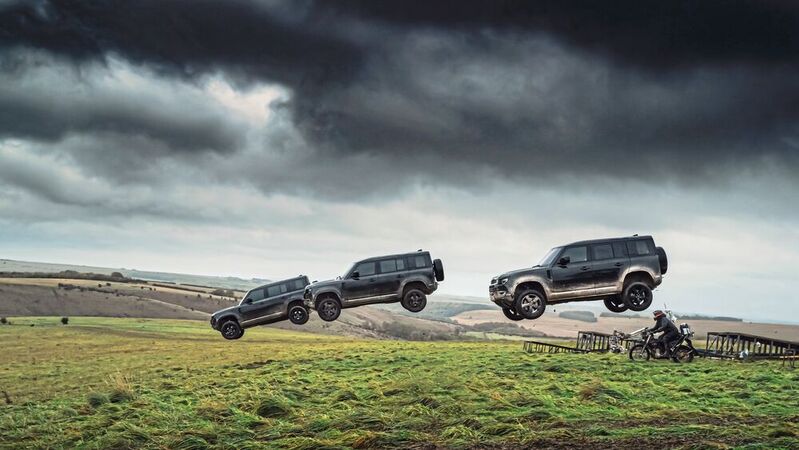 Jaguar Land Rover stiftet im Rahmen einer Wohltätigkeitsauktion einige Stuntmodelle aus dem neuesten Bond-Streifen.