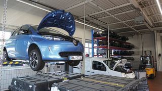 Batteriereparaturen an Elektroautos führt Renault in vier Reparaturzentren durch, die über Deutschland verteilt sind – hier in der Niederlassung in Köln. (Bild: Rosenow – VCG)