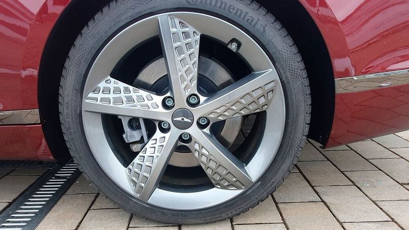 Die Details: Die Außenanmutung ist stimmig bis hin zu den edel wirkenden 20-Zoll-Felgen im G-Matrix-Design. (Bild: Mauritz – »kfz-betrieb«)