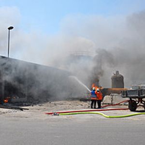 Brand auf dem Gelände einer Biogas-Anlage in Wüsthof. Der Brand brach aus, während eine Halle auf dem Gelände der Anlage im Umbau war.