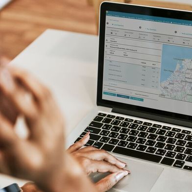 Die Partnerschaft zwischen Here und Siemens Digital Logistics stärkt die vorausschauende Logistik, indem sie manuellen Aufwand reduziert und für proaktive Steuerung entlang komplexer Lieferketten sorgt. (Bild: Siemens Digital Logistics)