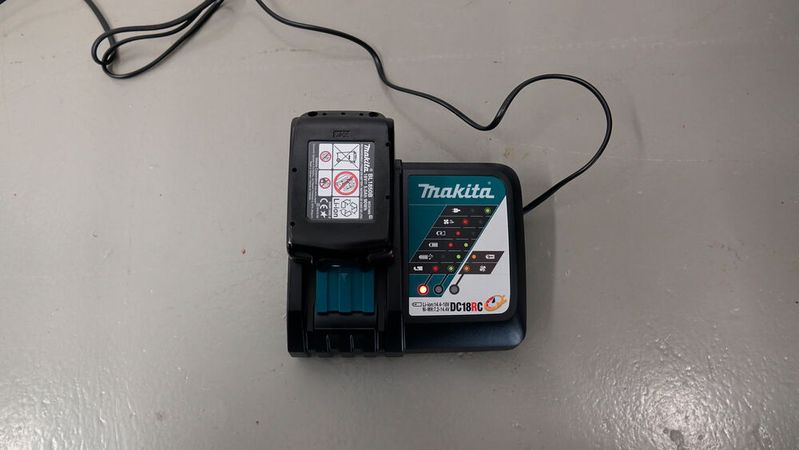 Lithium-Ionen-Akkus bieten eine hohe Energiedichte, erfordern aber besondere Vorsichtsmaßnahmen aufgrund ihres erhöhten Brandrisikos.(Bild:  Rosenow – VCG)