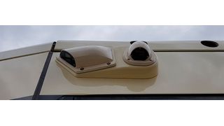 In den Straßenbahnen von Göteborg verbaut Bombardier 3D-gedruckte Bauteile wie diesen Adapter für das Kamerasystem. (Bombardier)