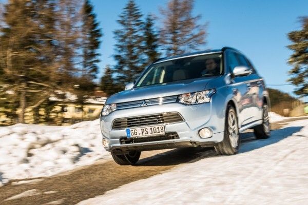 Beim Mitsubishi Outlander Plug-in Hybrid EV wirkt die Kraft eines 60-kW-E-Motors und eines 89 kW starken 2,0-Liter-Benzinmotors auf die Vorderachse, auf die Hinterachse ein 60-kW-E-Motor (Bild: Mitsubishi)