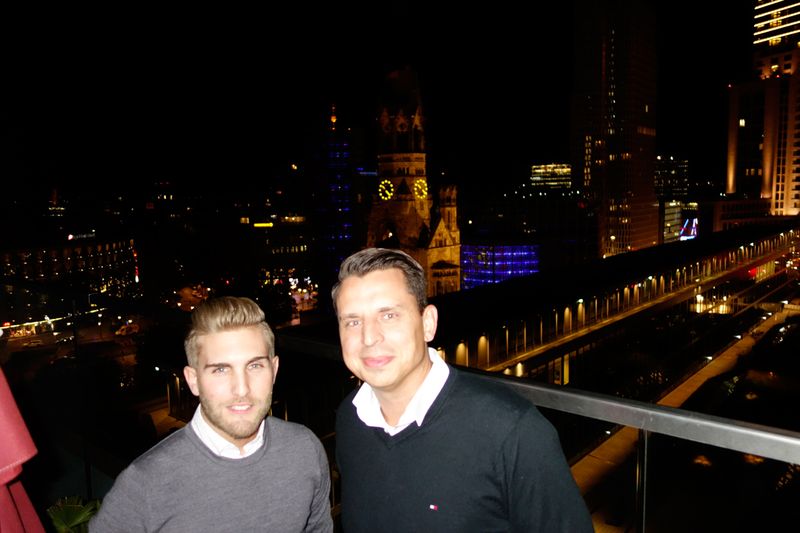 (l.) Robin Weis und Kai Volmer, BenQ, genießen die Aussicht. (Bild: IT-BUSINESS)