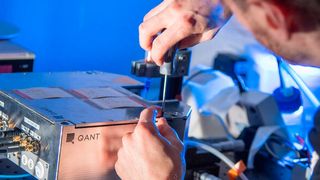 Die ersten Funktionstests des neuen Quantensensors von QANT und Sick waren erfolgreich. Hier prüft ein Mitarbeiter die optischen Signale des Sensors. (Bild: Trumpf)