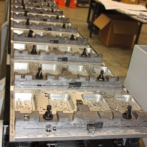 Auch an die Werkstückaufnahmen außerhalb des Bearbeitungszentrums hat SSB-Maschinenbau gedacht.(Bild:  Itasse)