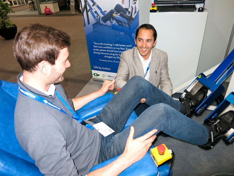 Der Rehabilitationsroboter Lambda unterstützt Patienten beim Training der Beine. Seine Besonderheit besteht darin, dass er dazu nicht programmiert werden muss, vielmehr erlernt die Software die Bewegungen beim Training durch den Therapeuten. (Schäfer / Devicemed)