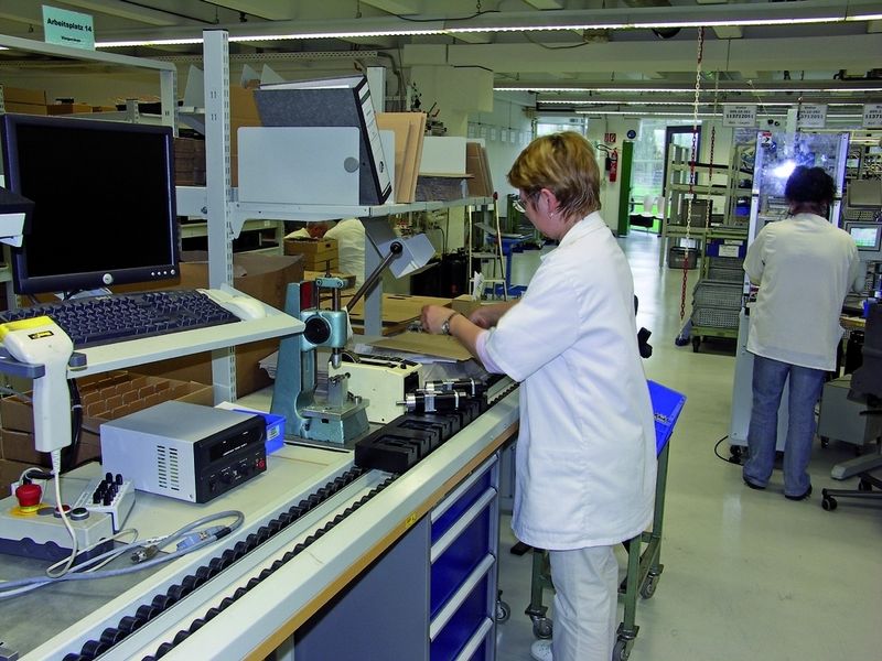 Bild 3: Auf speziellen Trägerpaletten gleiten die geprüften Motoren auf einer Röllchen-Förderstrecke zur Verpackungsstation. (Archiv: Vogel Business Media)