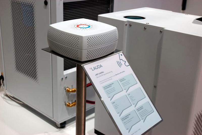 Wenn Alexa ein Laborassistent wäre … diesen Gedanken verfolgt Lauda mit der Technologiedemonstration „Hey Lauda“ auf der Analytica. Die Box erlaubt eine Sprachsteuerung der Prozessthermostate. (LABORPRAXIS, C. Lüttmann)