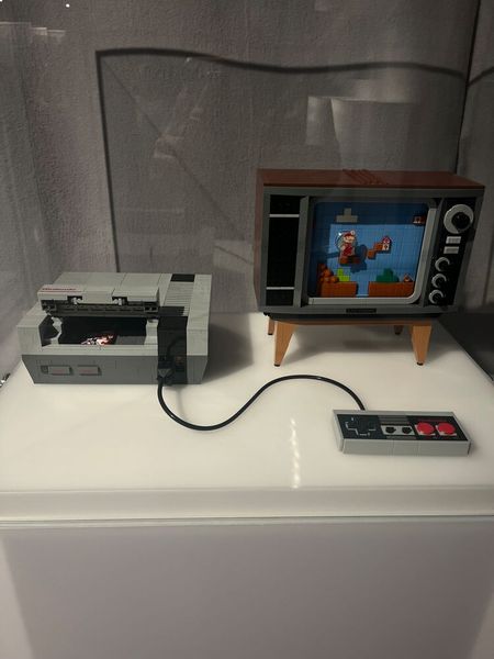 Ablenkung finden auch Digital-Verliebte  analog. Das erste Nintendo Entertainment System kann man so etwa auch mit Lego-Steinen nachbauen. (© cm)