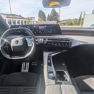 Der Innenraum mutet hochwertig an und hat Stil – absolut gelungen, nicht zuletzt das indirekte Ambiente-Licht von den Alu-Leisten, die oberhalb der Türverkleidungen und des Armaturenbretts verlaufen.(Bild:  Mauritz / VCG)