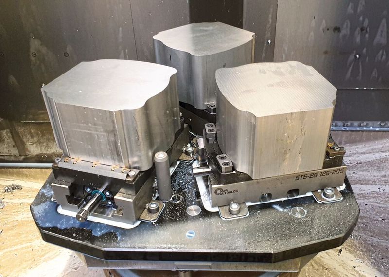 Jeweils drei Rohlinge spannt IPT gleichzeitig auf einer Palette in der Grob G350. Abhängig von der Größe der Bauteile werden sie in einer Spannung oder in zwei Spannungen von beiden Seiten bearbeitet.  (Bild: Ingersoll Werkzeuge)