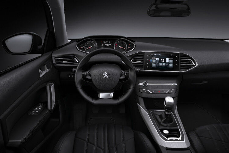 Das  „Peugeot i-Cockpit“ soll für ein intuitives Fahrerlebnis sorgen: Ein kompaktes Lenkrad ermöglicht einen direkten Blick auf das Kombiinstrument, ergänzt wird dies durch eine hohe Mittelkonsole und ein 9,7-Zoll-Touchscreen. (Foto: Peugeot)