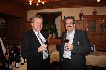 Herbert Varga von DNS (links) und Thomas Kissel-Müller von Toshiba verkosteten die erlesenen Weine. (Archiv: Vogel Business Media)