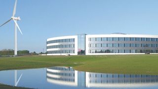 Markantes Zeichen des Widex-Firmensitzes in Dänemark ist das Windrad. (Bild: Widex)