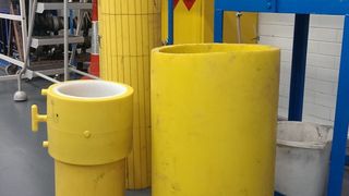 Für die Testreihen wurden Rohrstücke einer handelsüblichen Erdgasleitung, wie sie im Straßenbau verwendet wird, mit einem T-Stück für den Hausanschluss versehen. (Bild: Weicon)