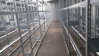 reifenregale_in_Reifenlagerhalle_von_Hacobau_GmbH ()