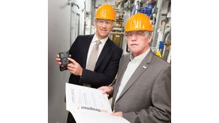 Bernd Stommel (links), Gebäudemanager an allen drei Chempark-Standorten im Geschäftsfeld Bildung, erläutert Wilhelm Heuken, Leiter Currenta-Bildung, seinen Verbesserungsvorschlag. (Bild: Currenta)