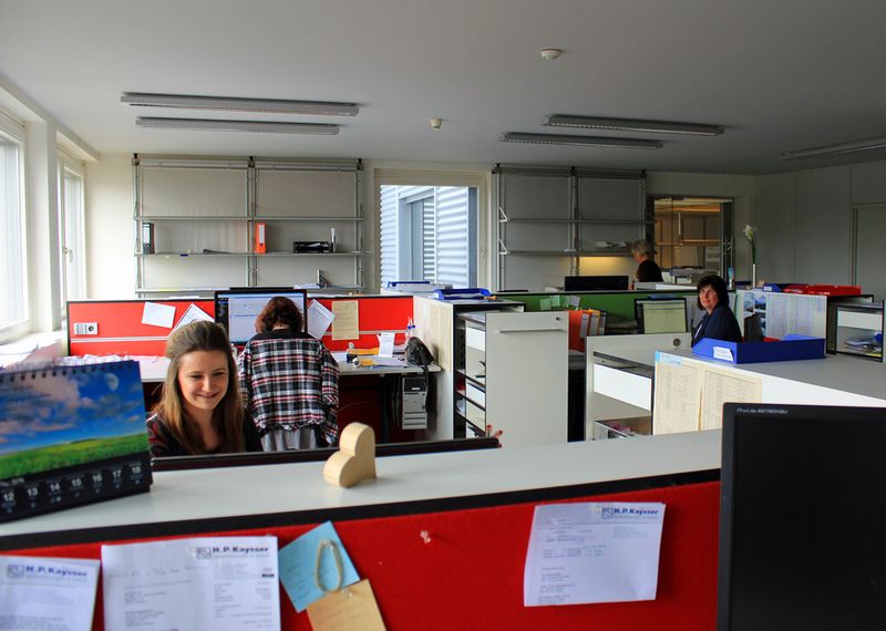 Die Abteilung Fertigungssteuerung sorgt dafür, dass der gesamte Fertigungsprozess im Prinzip schon am Tag der Bestellungsannahme im System angelegt und komplett durchgeplant ist. (Bild: Klaus Vollrath)