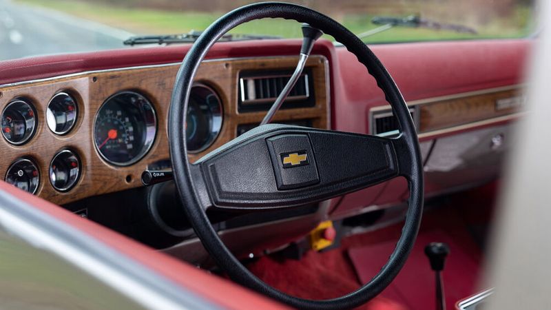 Den Umbau sollen zertifizierte Händler und Werkstätten übernehmen. Im Innenraum werden sie bis auf kleinere Anpassungen an den Instrumenten wenig zu tun haben. (Bild: Chevrolet)