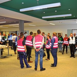 Zur Besichtigung des LLBB wurden die Teilnehmer in sechs Gruppen eingeteilt.