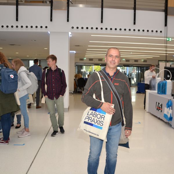 Besucherstimmen der Lab-Supply Münster 2019Andreas Stadler von der TU Dortmund: „Das ist eine schöne kleine Fachmesse und man hat Zeit, sich mit den Ausstellern in Ruhe zu unterhalten. Dieser kleine Rahmen gefällt mir gut, auch in Kombination mit den Fachvorträgen, die hier angeboten werden.“ Die nächste Lab-Supply ist am 29. Oktober 2019 in Hamburg. Weitere Infos zu den kommenden Lab-Supply-Messen finden Sie auf www.lab-supply.info. (LABORPRAXIS, C. Lüttmann)