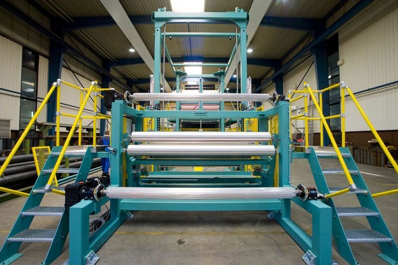 Anlagen der Menzel Maschinenfabrik imprägnieren Glasfasergewebe (Archiv: Vogel Business Media)