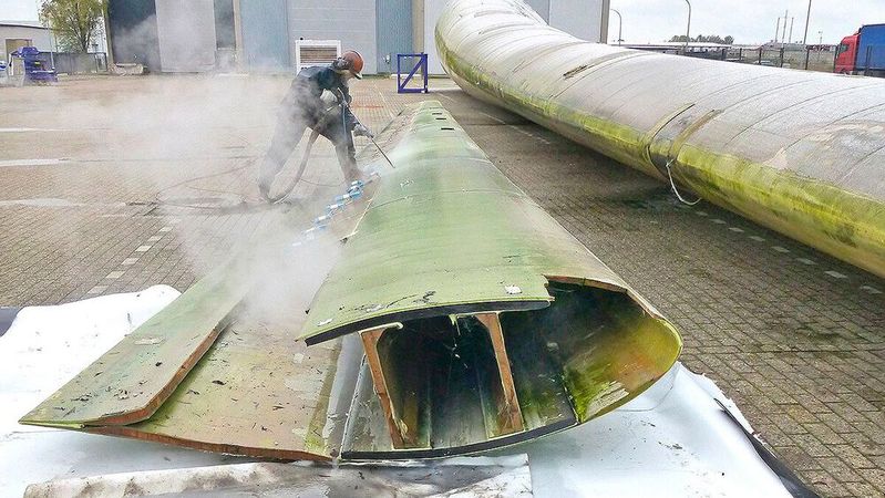 Verstärkungen aus mehrlagigem, glas- und kohlefaserverstärktem Faserverbundkunststoff machen Windkraft-Rotorblätter hochstabil, können aber bisher nicht hochwertig recycelt werden.(Bild:  Fraunhofer WKI)