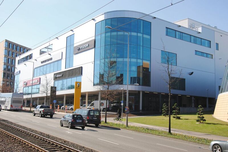 Markantes Eck mit Glasfront: Das Autohaus von der Weppen hat seine neue Zentrale auf der Stuttgarter Automeile. (Bild: Baeuchle/»kfz-betrieb«)