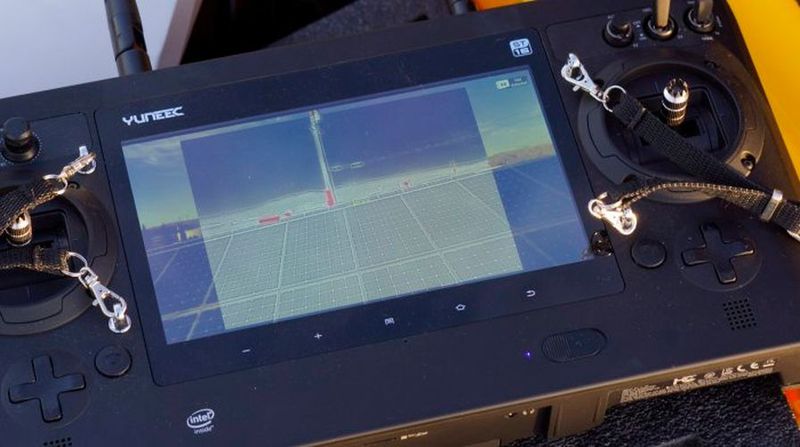 Fernsteuerung vom H520 von Yuneec: Die Bodenstation ST16 ist Fernsteuerung, Empfänger und Android-Plattform zugleich. Sie ermöglicht es im Handumdrehen automatische Flugfunktionen auszuführen und atemberaubende Fotos und Videos aufzunehmen. Auf dem 7