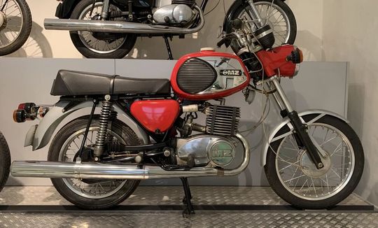 Eine noch mit verchromten Tankapplikationen verschönerte MZ TS 250 in bester Erhaltung.(Bild:  Oldie Club)