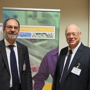 Harald Heinrici, Schwedes und Schulze (li.) und Dr. Harald Wilms vom Wilms ITC Ingenieurbüro wissen, wie man Schüttgüter in Schwung bringt.