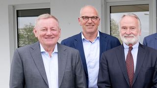 Jürgen Stackmann (Mitte) zwischen dem ehemaligen Daimler- und Opel-Manager und AVAG-Aufsichtsrat Peter Küspert (links) und dem Aufsichtsratsvorsitzenden Johannes Hall. (Bild: AVAG)