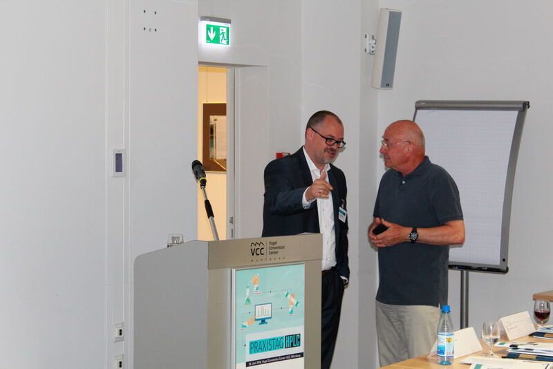 LP-Chefredakteur Marc Platthaus (l.) mit Keynote-Referent Prof. Dr. Thomas Welsch. (Wahler/LABORPRAXIS)