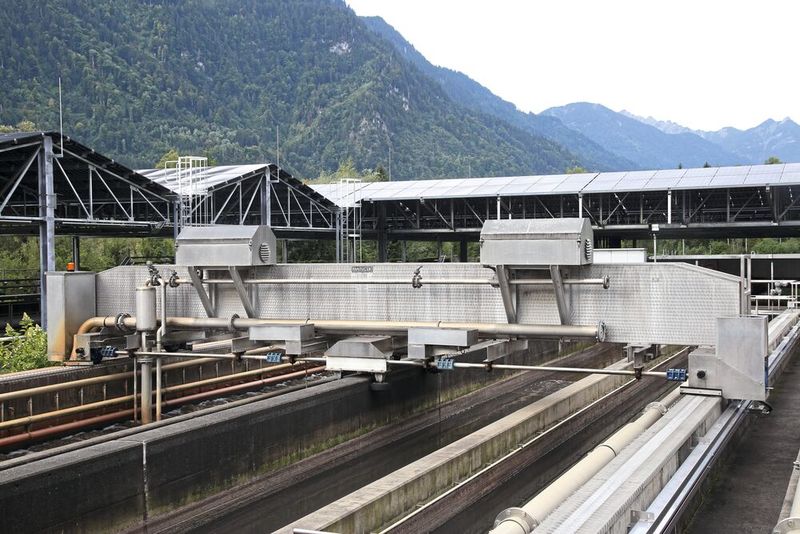 Im Sand- und Fettfang werden mineralische Stoffe und Fette aus dem Abwasser entfernt. Ein wichtiger Schritt, bevor es in die weiteren Reinigungsstufen geht. Genau hier kommt basic flizz zum Einsatz und sorgt dafür, dass der Räumer zuverlässig und ohne Störungen arbeiten kann. (Bild: igus)